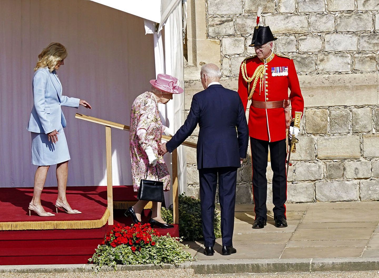 2021年6月13日，美国总统拜登（右二）与第一夫人吉尔（Jill Biden，左一）在英国温莎城堡访问期间，向英国女王伊丽莎白二世做手势。（AP）