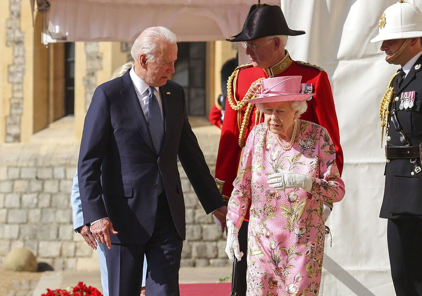 2021年6月13日，美国总统拜登（左）访问伦敦附近的温莎城堡时，英国女王伊丽莎白二世（右）与他一起散步。（AP）