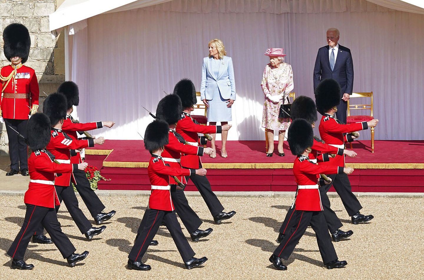 2021年6月13日，在英国温莎城堡访问期间，美国总统拜登和第一夫人吉尔观看英国皇家近卫掷弹兵团行进。（AP）