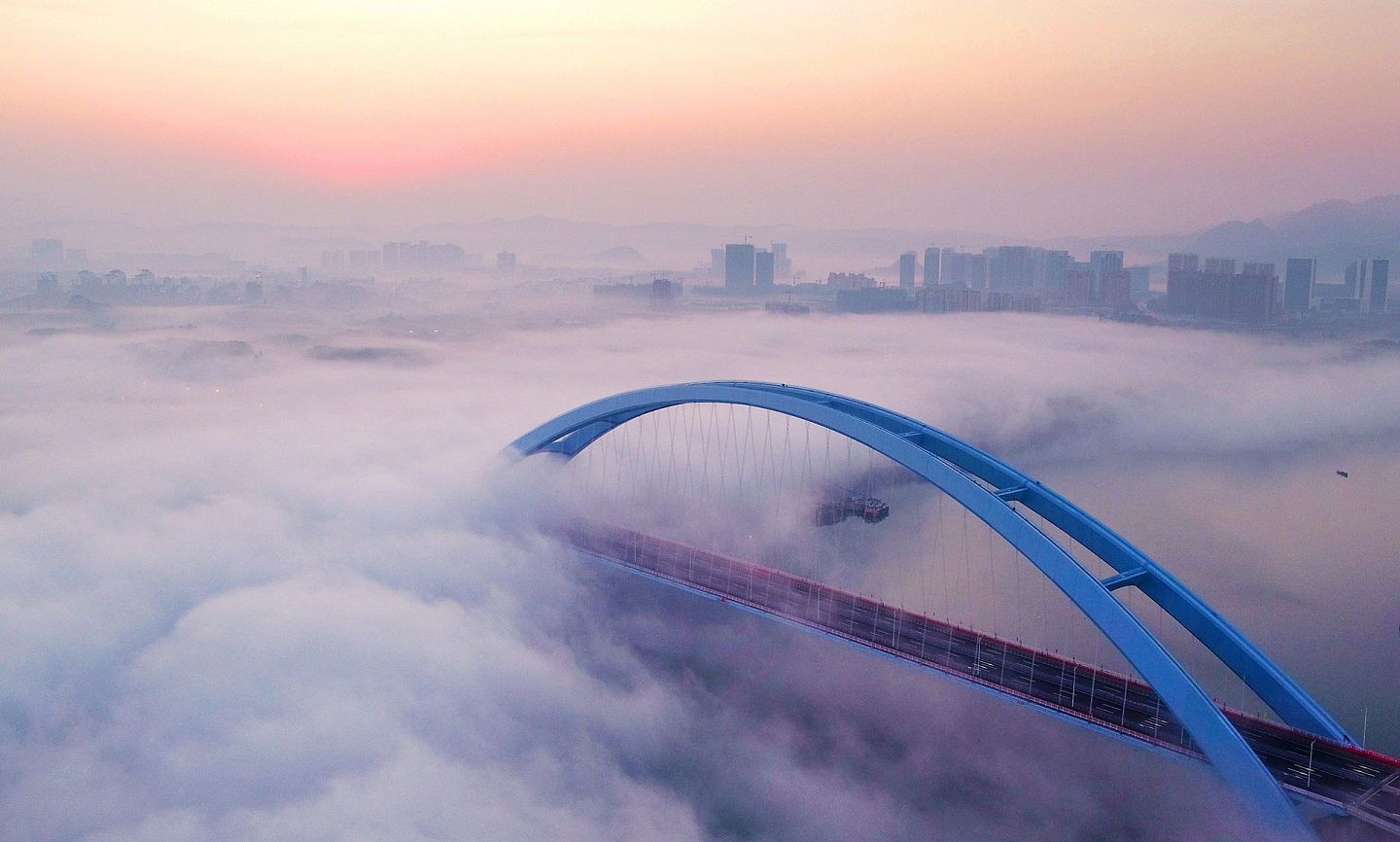 2018年11月27日，广西柳州官塘大桥建成通车。（视觉中国）