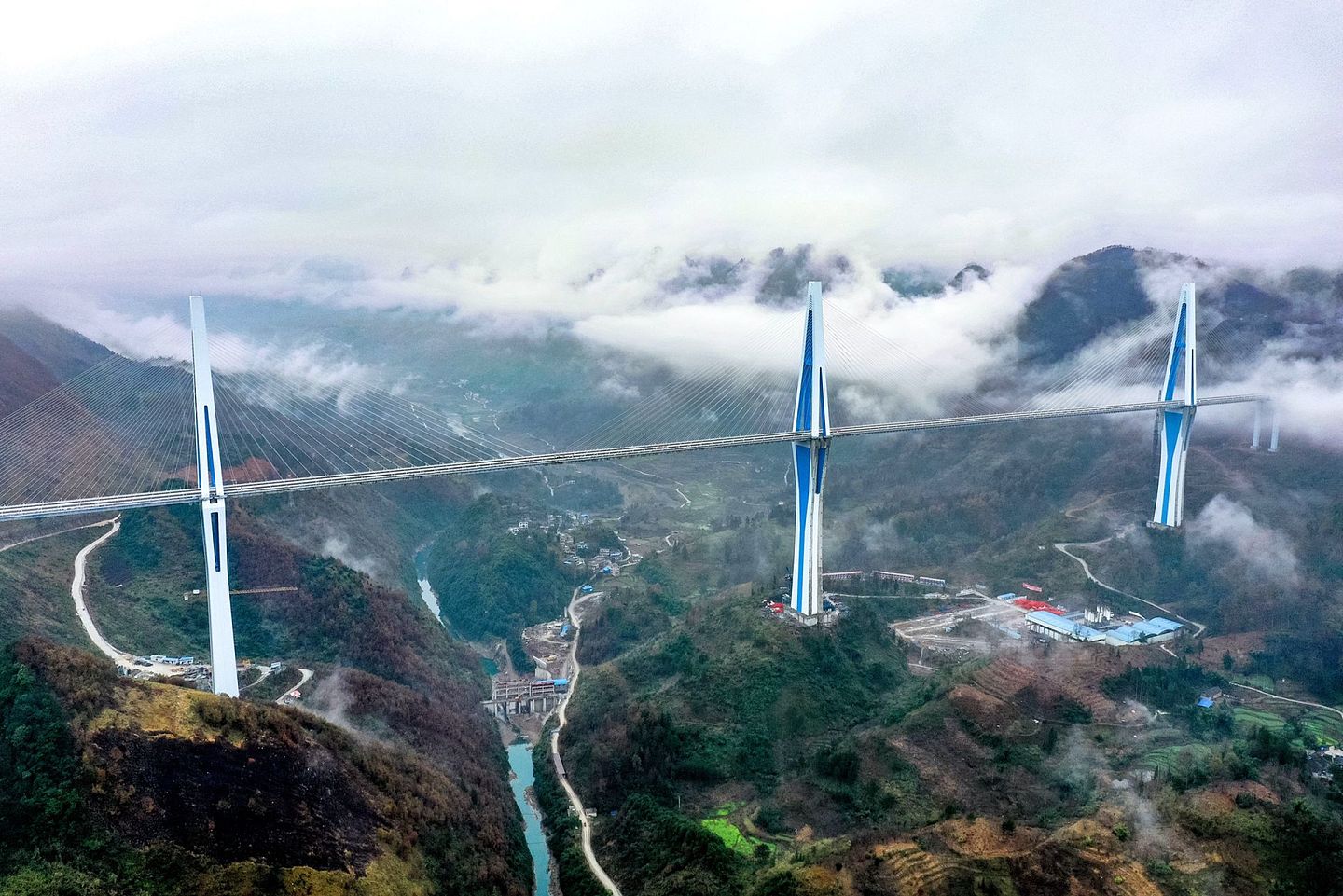 2019年12月30日，云雾缭绕中的贵州平塘特大桥。（新华社）