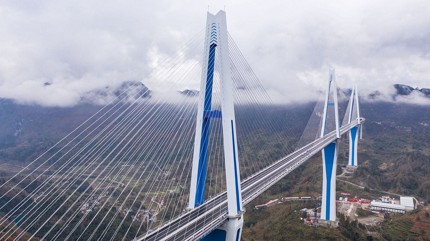 2019年12月30日，贵州平塘特大桥建成通车，平塘特大桥横跨峡谷，全长2,135米。（新华社）