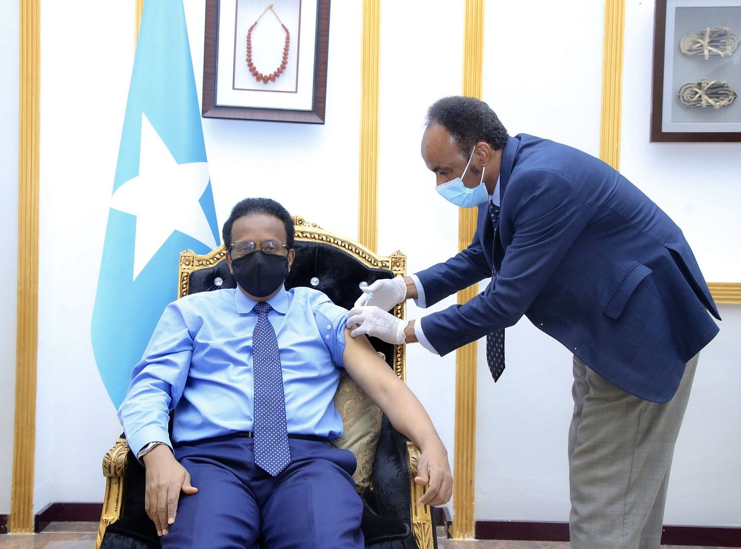 总统穆罕默德接种新冠疫苗的照片。（Twitter@M_Farmaajo）