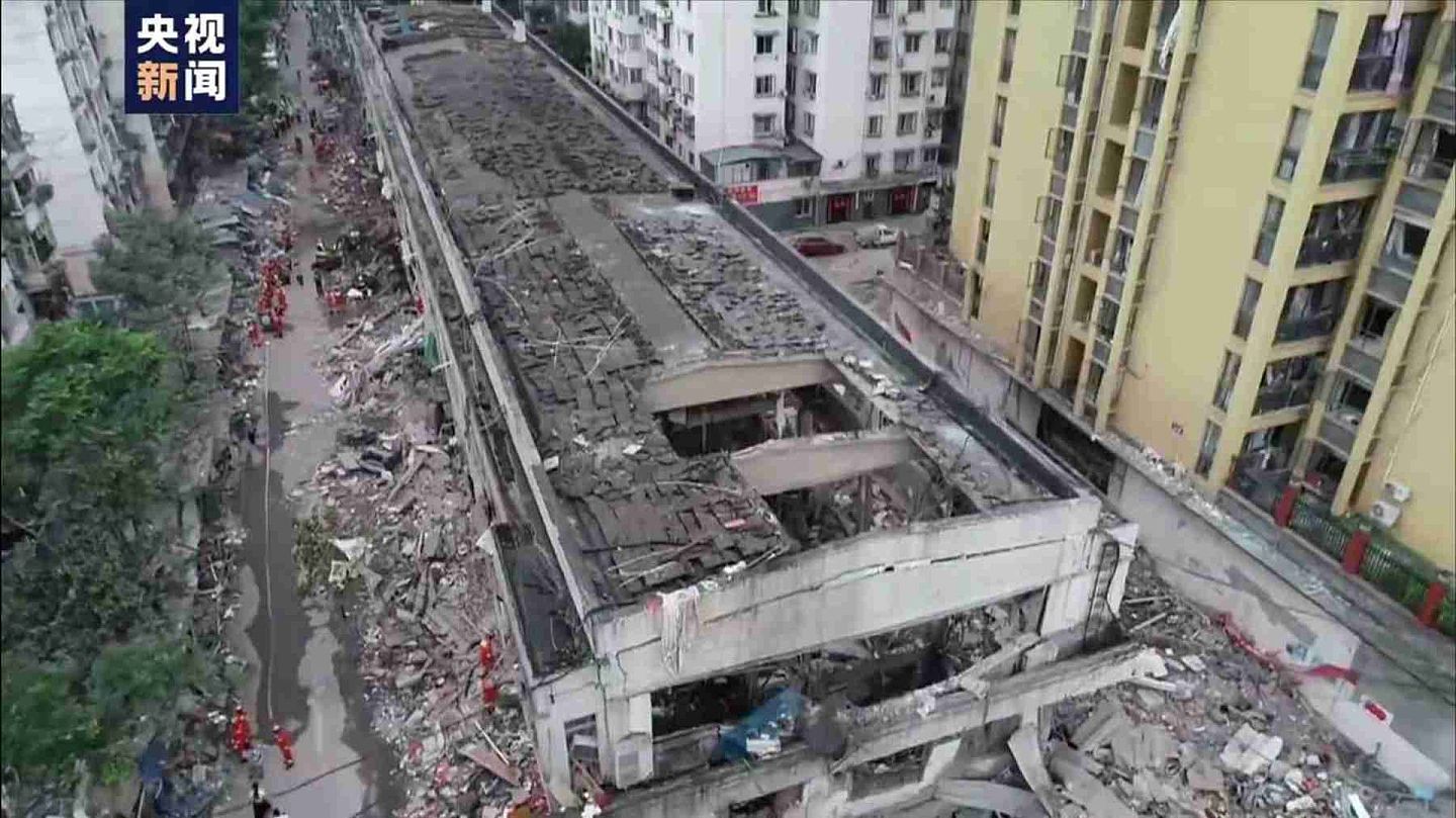 爆炸现场为上世纪90年代初建造的二层楼建筑物。（中国央视视频截图）