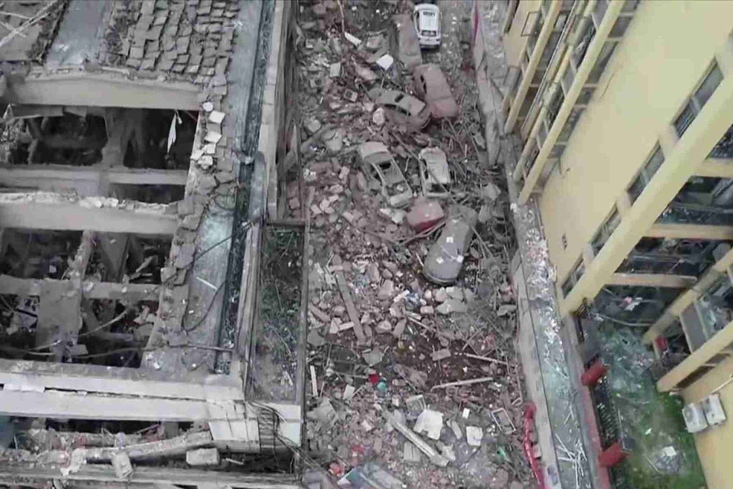 事故现场房屋瓦砾、碎石遍地。（中国央视视频截图）