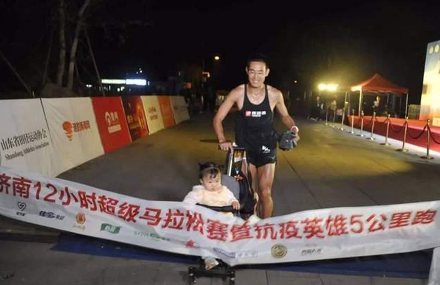 中国甘肃马拉松越野赛遇极端天气，造成21名参赛人员遇难，包括被誉为中国“超马一哥”的31岁跑手梁晶。（微博@西安老方A）
