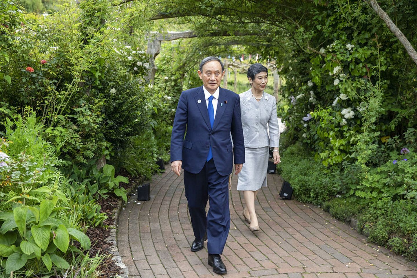 2021年6月11日，日本首相菅义伟（左）和夫人真理子在英国康沃尔郡出席G7峰会。（AP）