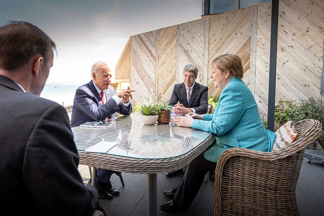 拜登与德国总理安格拉·默克尔以及他们的助手杰克·苏利文（左）和扬·赫克上周六上午在康沃尔。