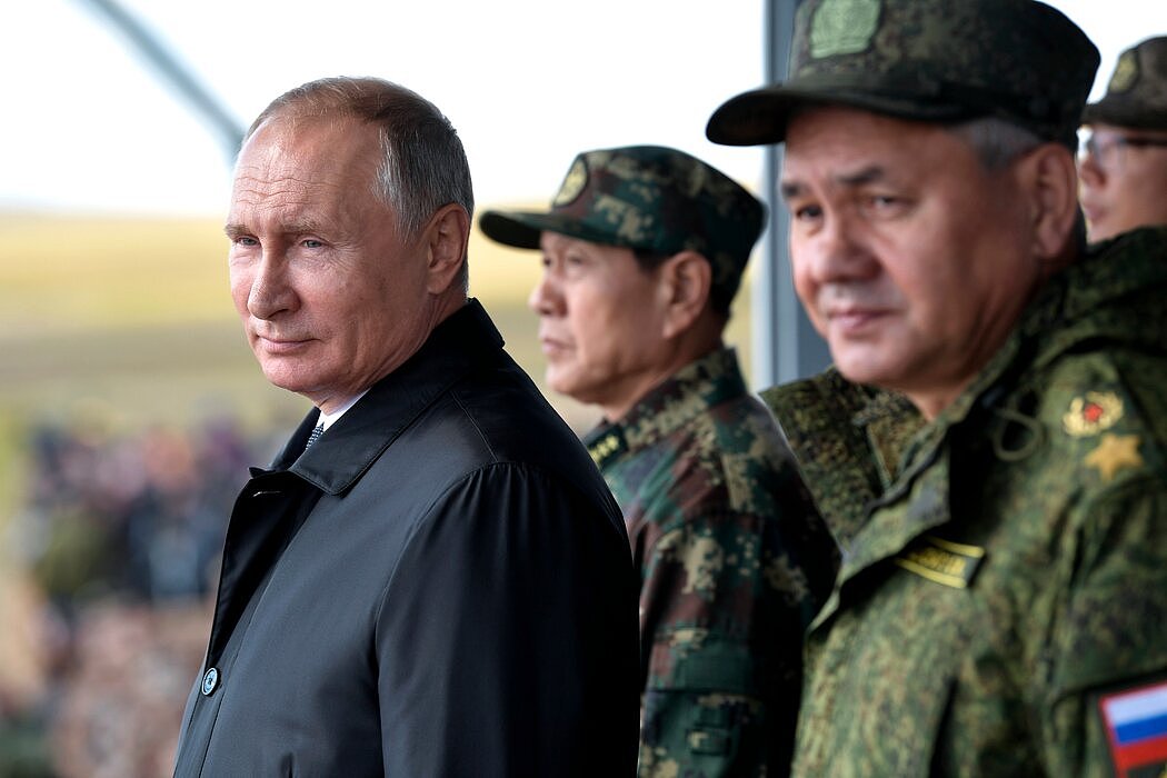2018 年，在西伯利亚举行联合军演时，俄罗斯总统弗拉基米尔·V·普京与中俄军方官员会面。