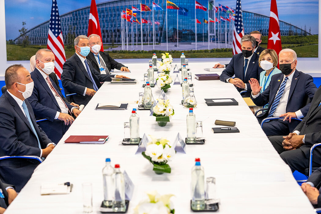 周一，拜登总统在布鲁塞尔与北约其他成员国首脑会面。