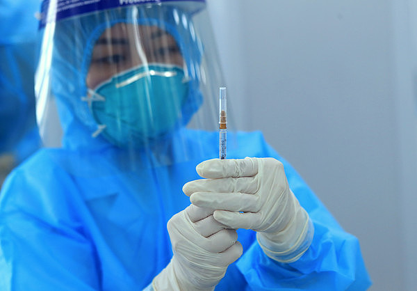 ▲▼越南医护人员正在准备施打AZ疫苗。 （图／达志影像／美联社）