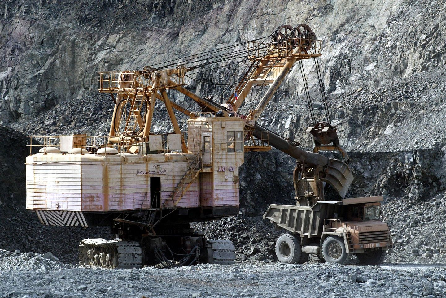 2002年7月17日，在俄罗斯诺里尔斯克（ Norilsk）附近的Medvezhya山区，挖掘机将矿石装入一个垃圾箱。诺里尔斯克总共生产了俄罗斯90%以上的镍，58%的铜，80%以上的钴和几乎100%的铂族金属。(Getty)