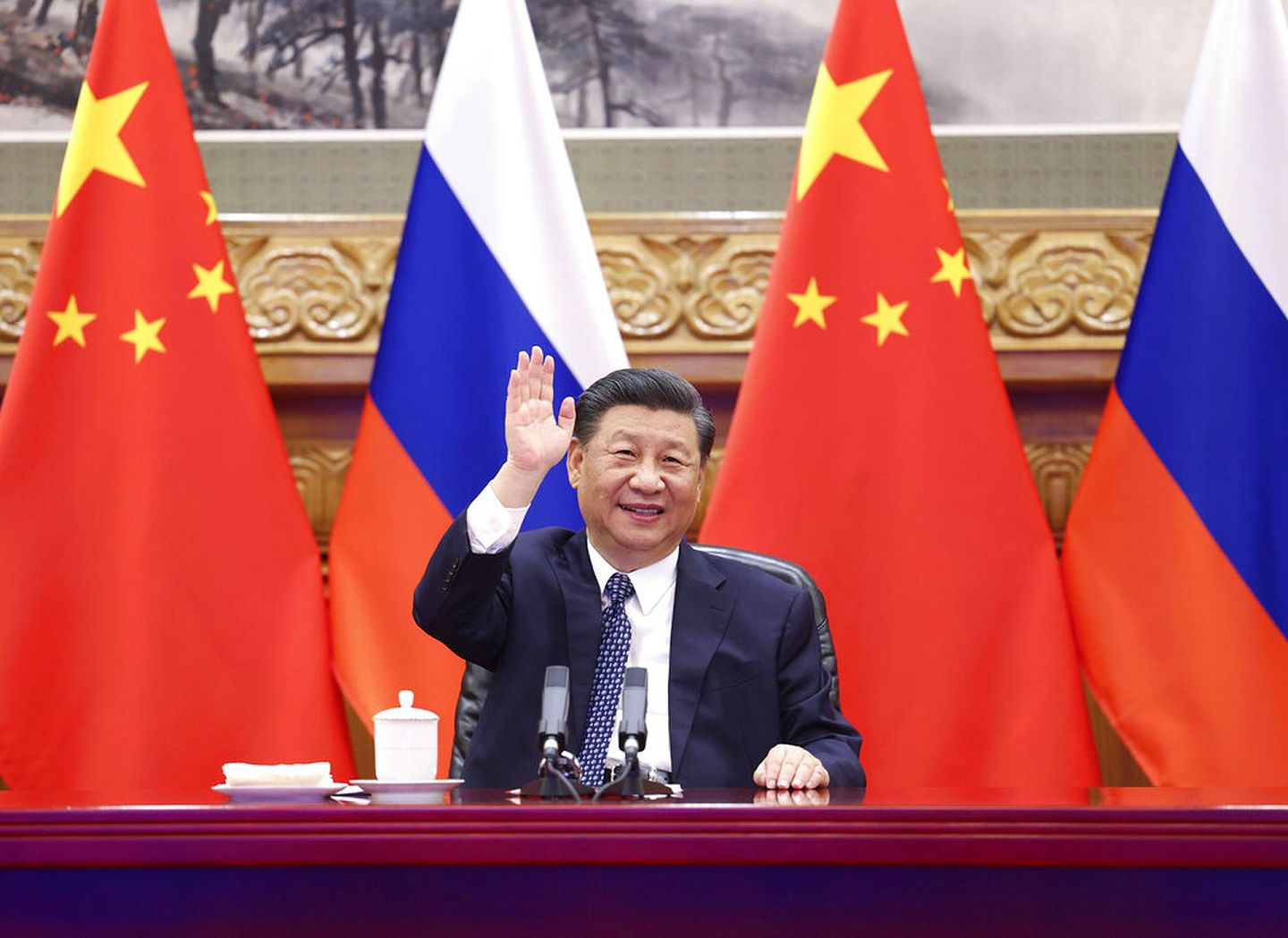 新华社发布图片显示，中国国家主席习近平5月19日在北京透过视像，与俄罗斯总统普京，共同见证中俄核能合作项目的动工仪式。（AP）