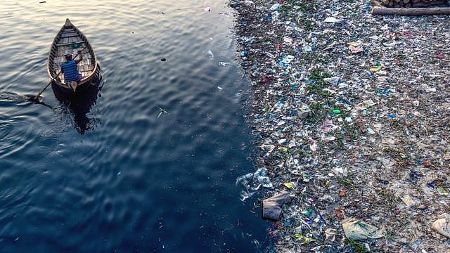 孟加拉达卡一条河流中的塑料垃圾