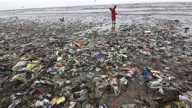 印度一个海滩上的塑料垃圾