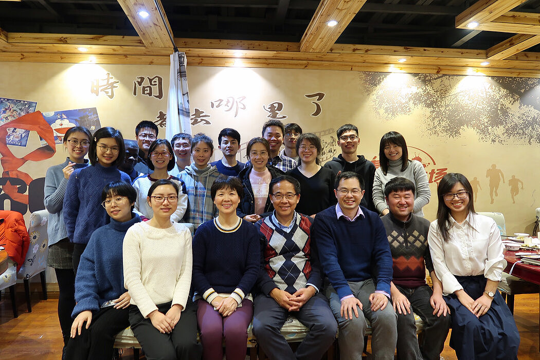 2020年1月15日，石正丽（第一排左起第三）与她的病毒学同行王林发（左起第四）以及武汉病毒研究所的同事在一家武汉餐厅合影。当时疫情刚刚出现，研究小组正在努力了解这种新病毒。