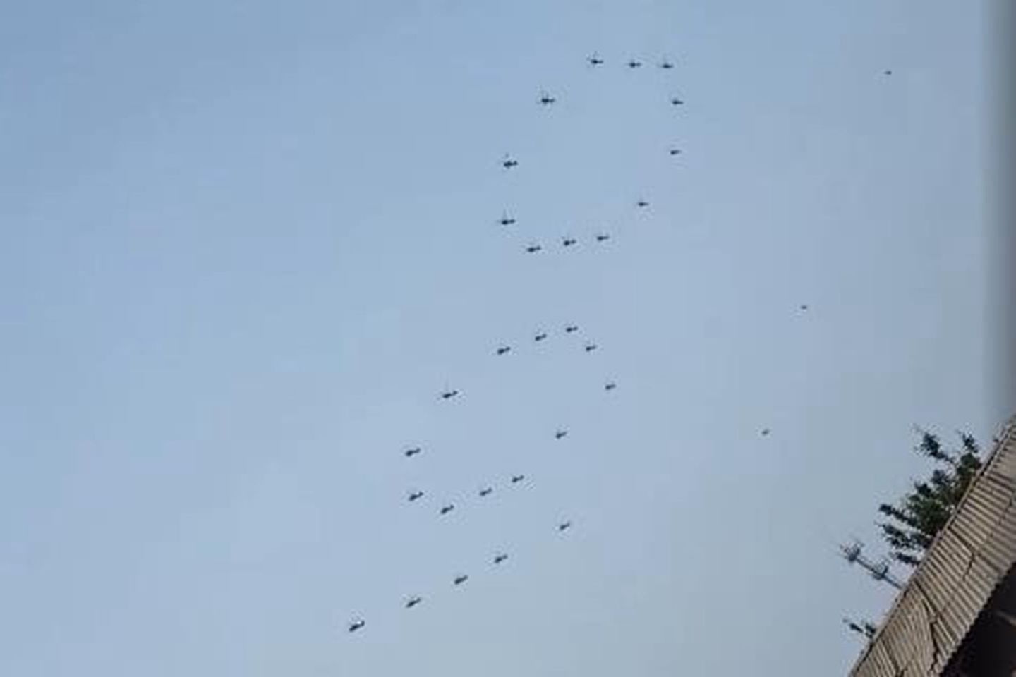 中共的百年党庆庆祝大会已在排练中，图为北京上空出现军机演练“100”图形。（微博@捣蛋啦）