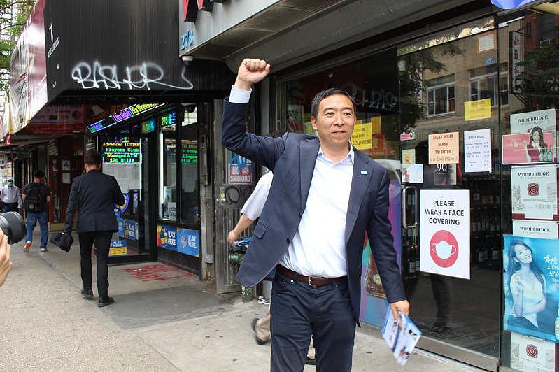 杨安泽在华埠街头问候选民、拜票。 (记者张晨/摄影)