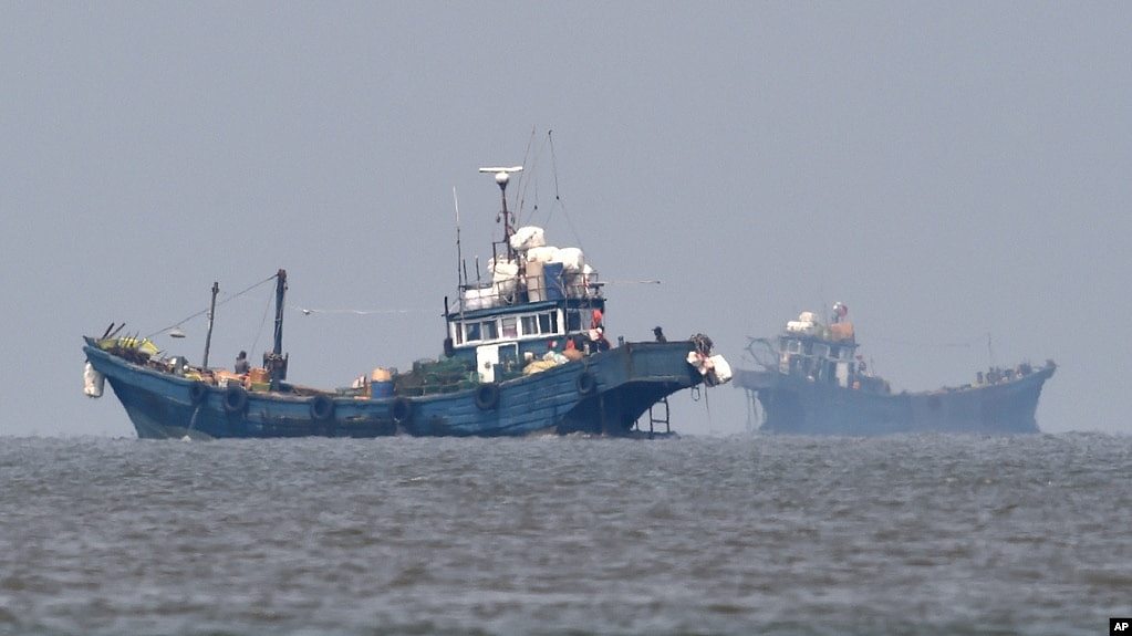 韩国国防部通过美联社提供的照片显示，中国渔船2016年6月10日出现再韩国江华岛附近水域，非法捕捞梭子蟹。韩国军舰随即开始驱逐这些渔船。