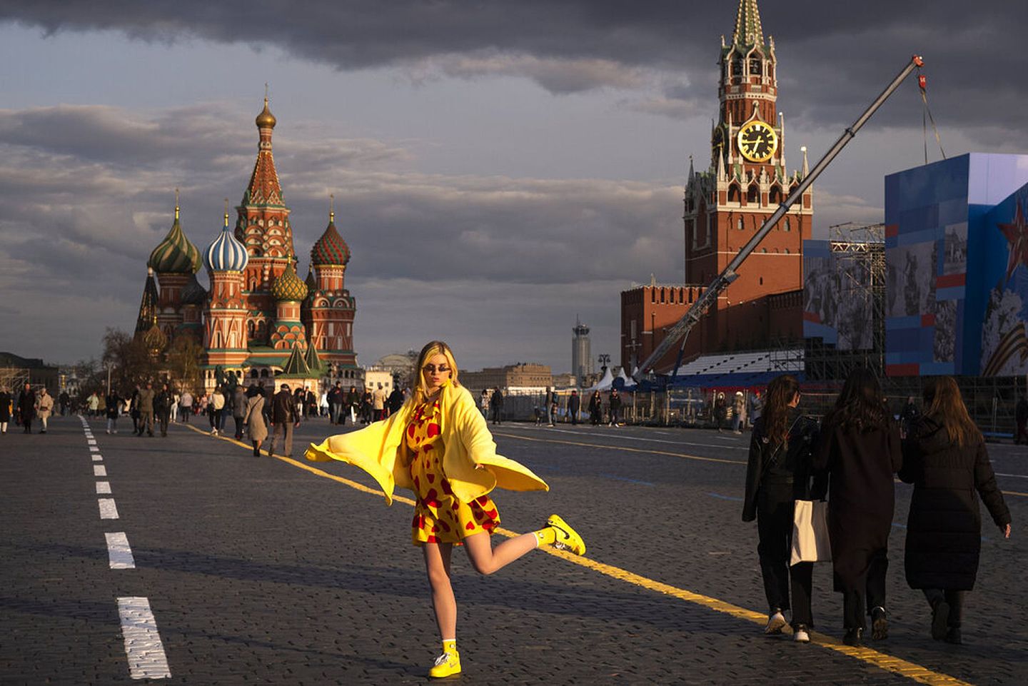 图为4月26日，一名女子在俄罗斯莫斯科红场跳舞。（AP）