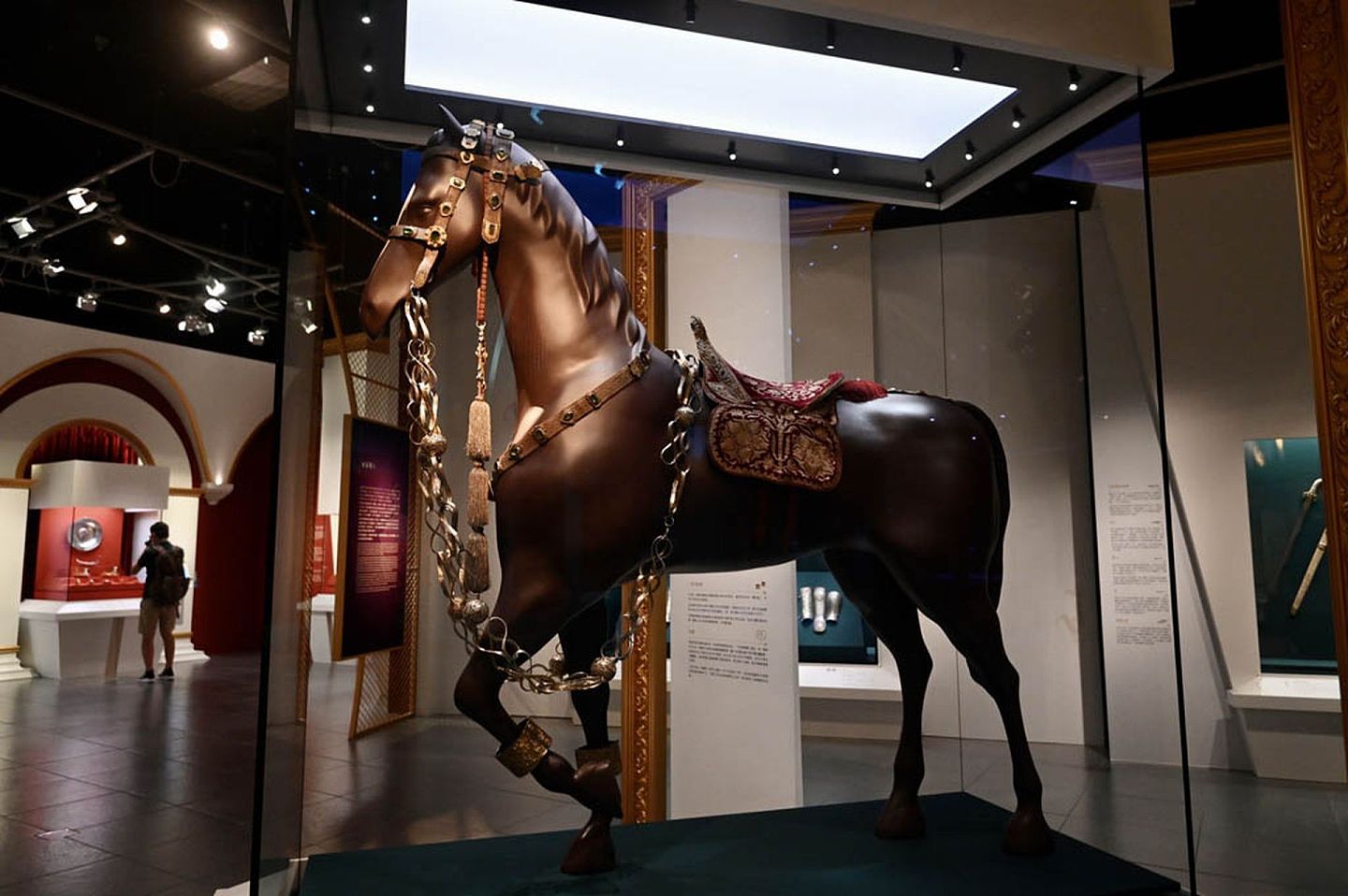 香港文化博物馆“圣耀皇权──俄罗斯皇家珍品展”：皇室出巡时使用的马鞍、马缨及马链。（香港政府新闻处图片）