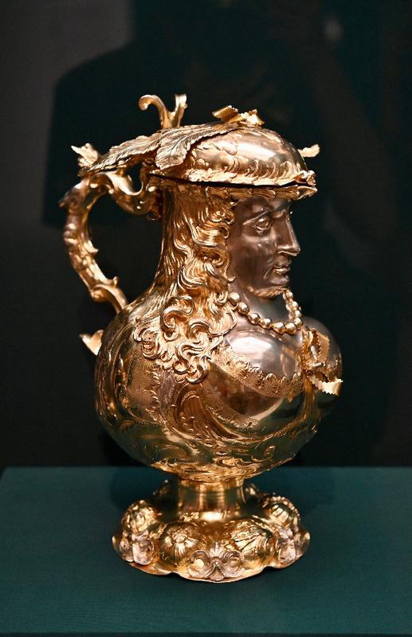 香港文化博物馆“圣耀皇权──俄罗斯皇家珍品展”：图示华丽的仕女半身像水瓶。（香港政府新闻处图片）