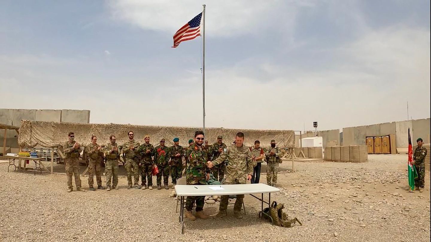 2021年5月2日，阿富汗赫尔曼德，美国驻军和阿富汗士兵参加交接仪式。（AP）