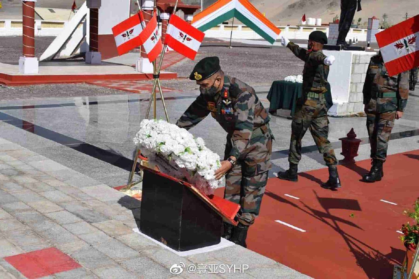 印度纪念在加勒万河谷冲突中死亡的士兵。（微博@寰亚SYHP）