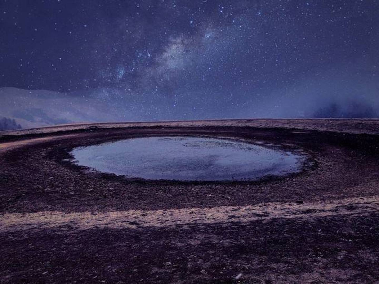 格聂之眼是一个位于高山草地之上的圆形湖泊，被不少网友称为「通往天堂的眼睛」。 （网上图片）
