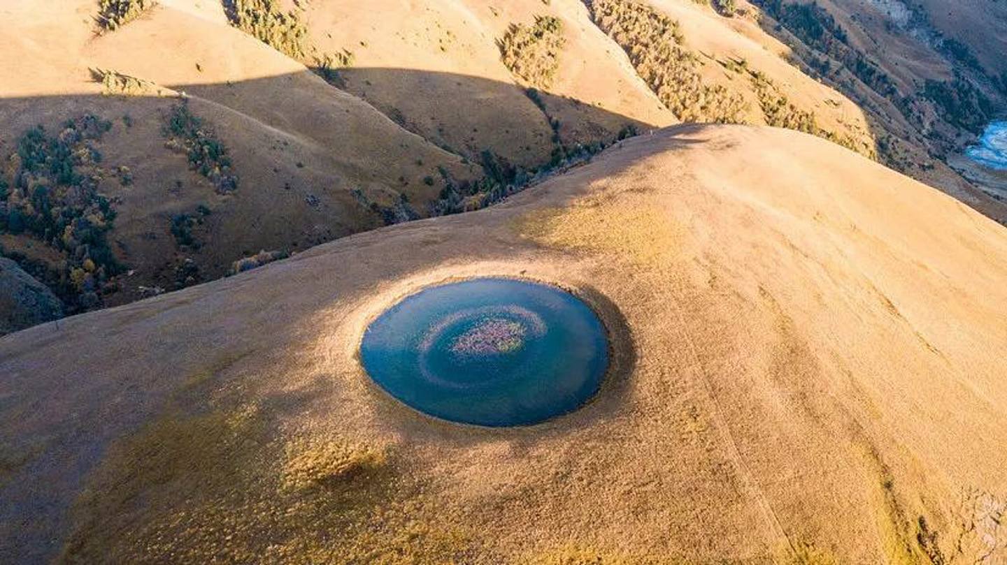 格聂之眼是一个位于高山草地之上的圆形湖泊，被不少网友称为「通往天堂的眼睛」。 （网上图片）