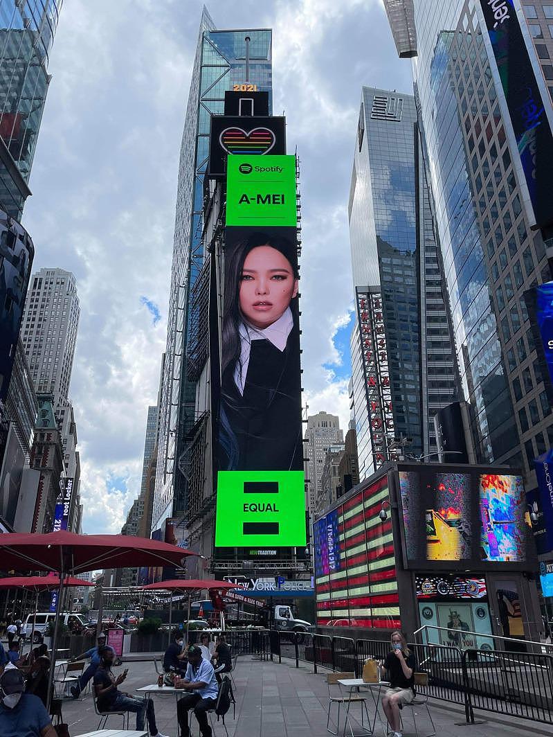 张惠妹跃上美国纽约时代广场的巨型LED屏幕，替女性平权发声。 (图：EMI提供)