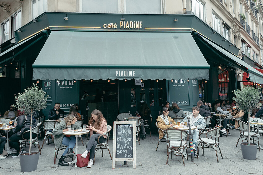 上个月，巴黎一家咖啡馆里没有戴口罩的顾客。法国近45%的人口至少接种了一剂疫苗。