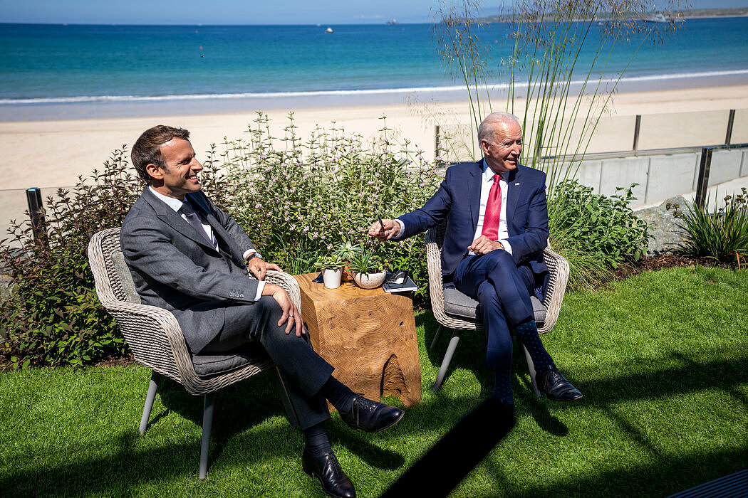 周六，拜登总统与法国总统埃马纽埃尔·马克龙在英格兰康瓦耳郡举办的七国集团会议上会面。