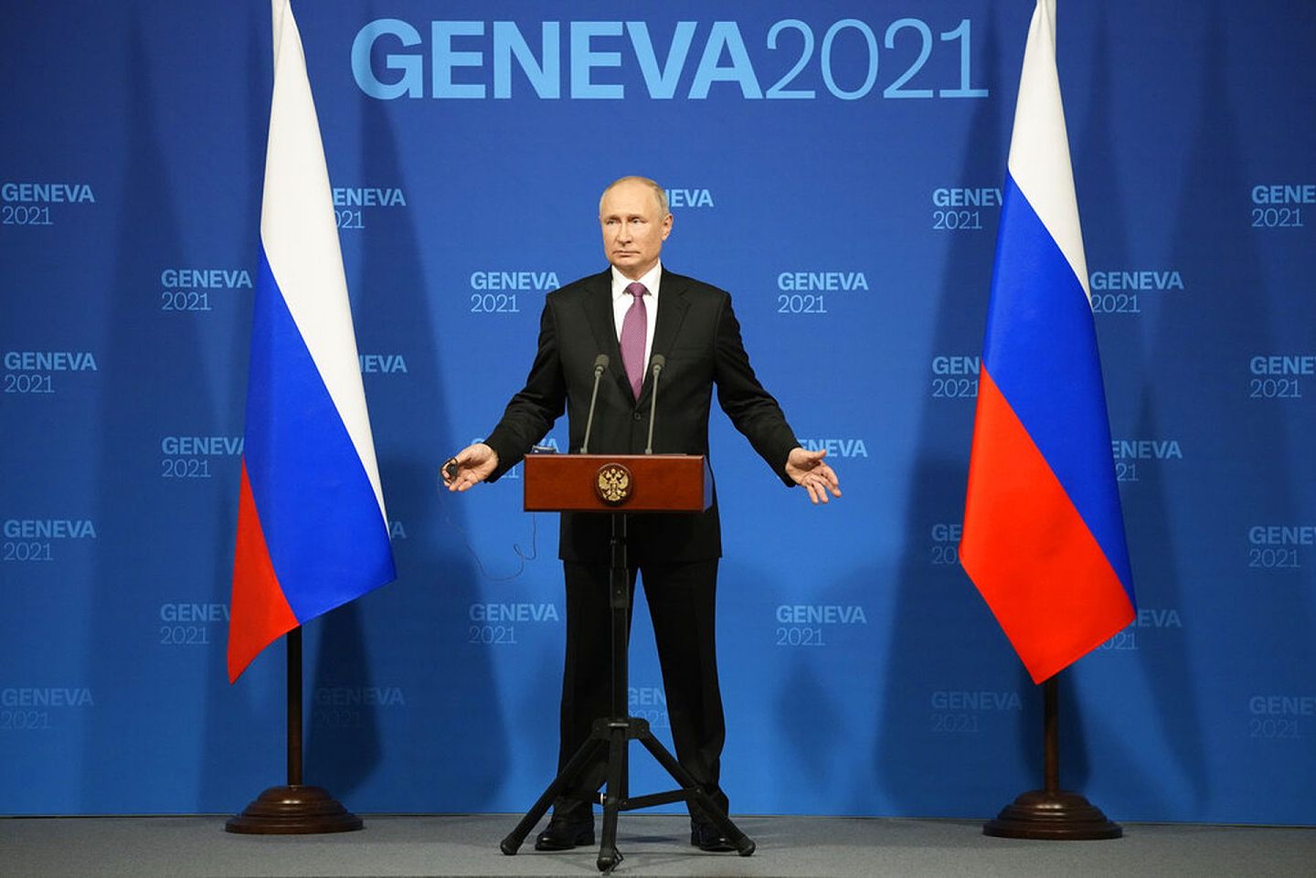 美俄峰会：图为俄罗斯总统普京与美国总统拜登6月16日会面后，普京在作为峰会场地的瑞士日内瓦拉格兰奇别墅出席记者会。（AP）