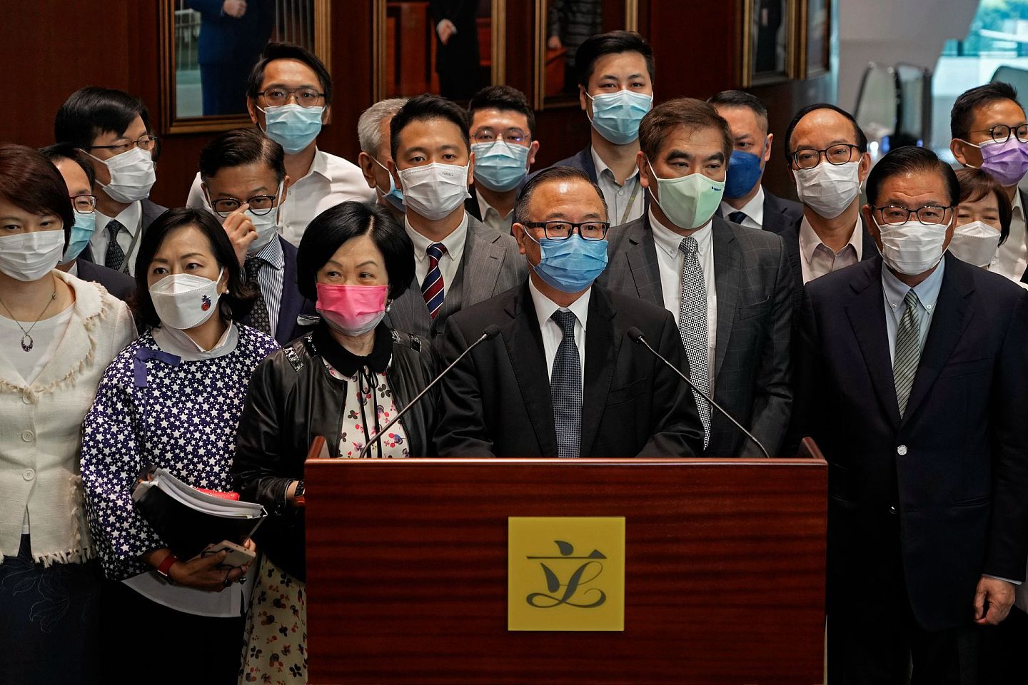 2021年5月27日，香港立法会通过《2021年完善选举制度（综合修订）条例草案》后，建制派议员见记者。（AP）