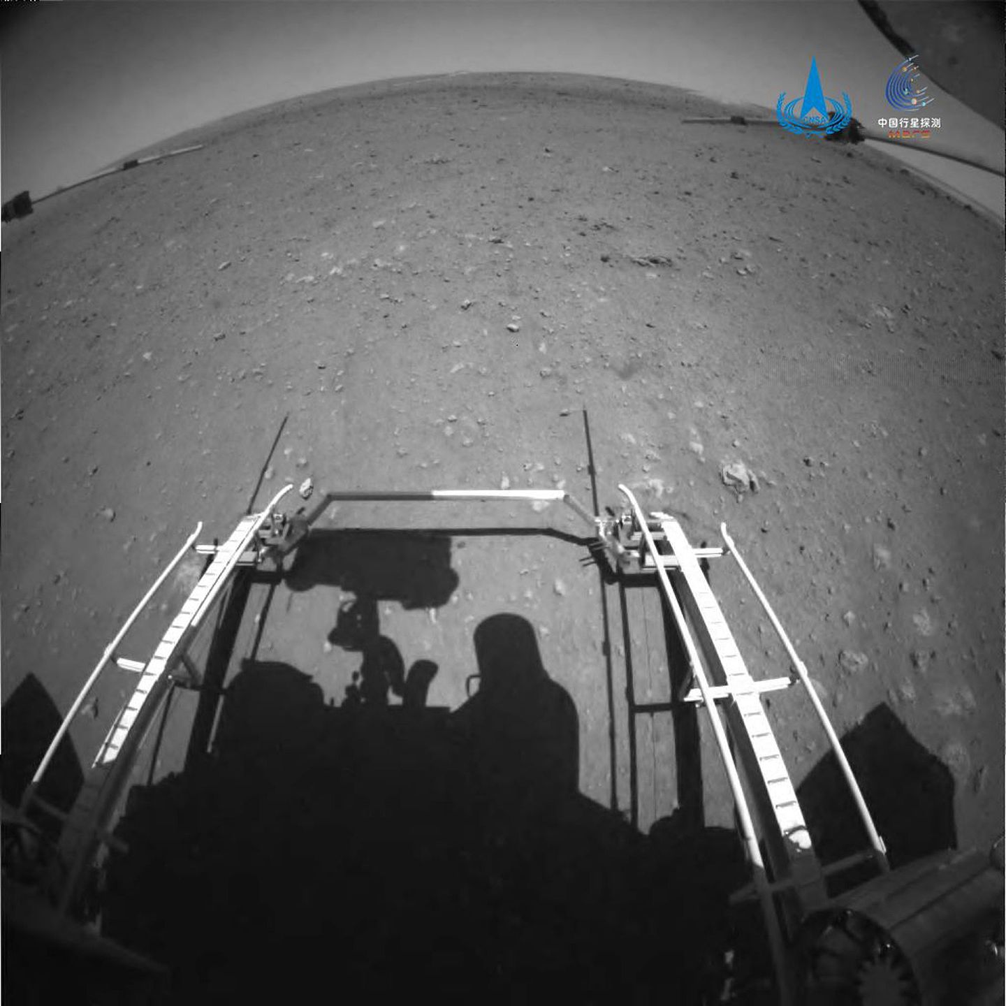 2021年5月22日10时40分，“祝融号”火星车已安全驶离着陆平台，到达火星表面，开始巡视探测。这是由前避障相机拍摄的图片。（中国国家航天局）