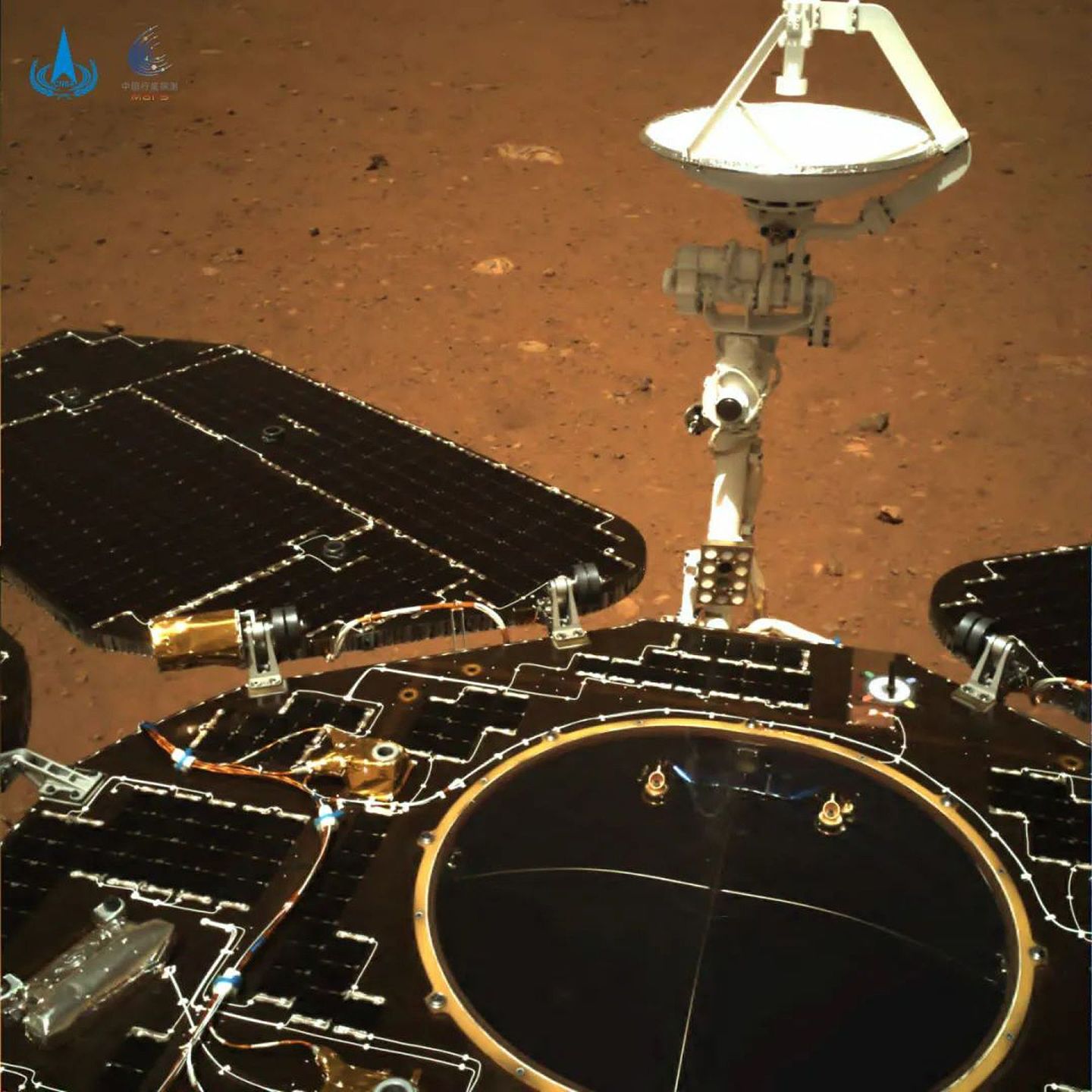 2021年5月19日，中国国家航天局发布“天问一号”着陆过程两器分离和着陆后火星车拍摄的影像。图中火星车的前避障相机正对火星车前进方向拍摄。（中国国家航天局）