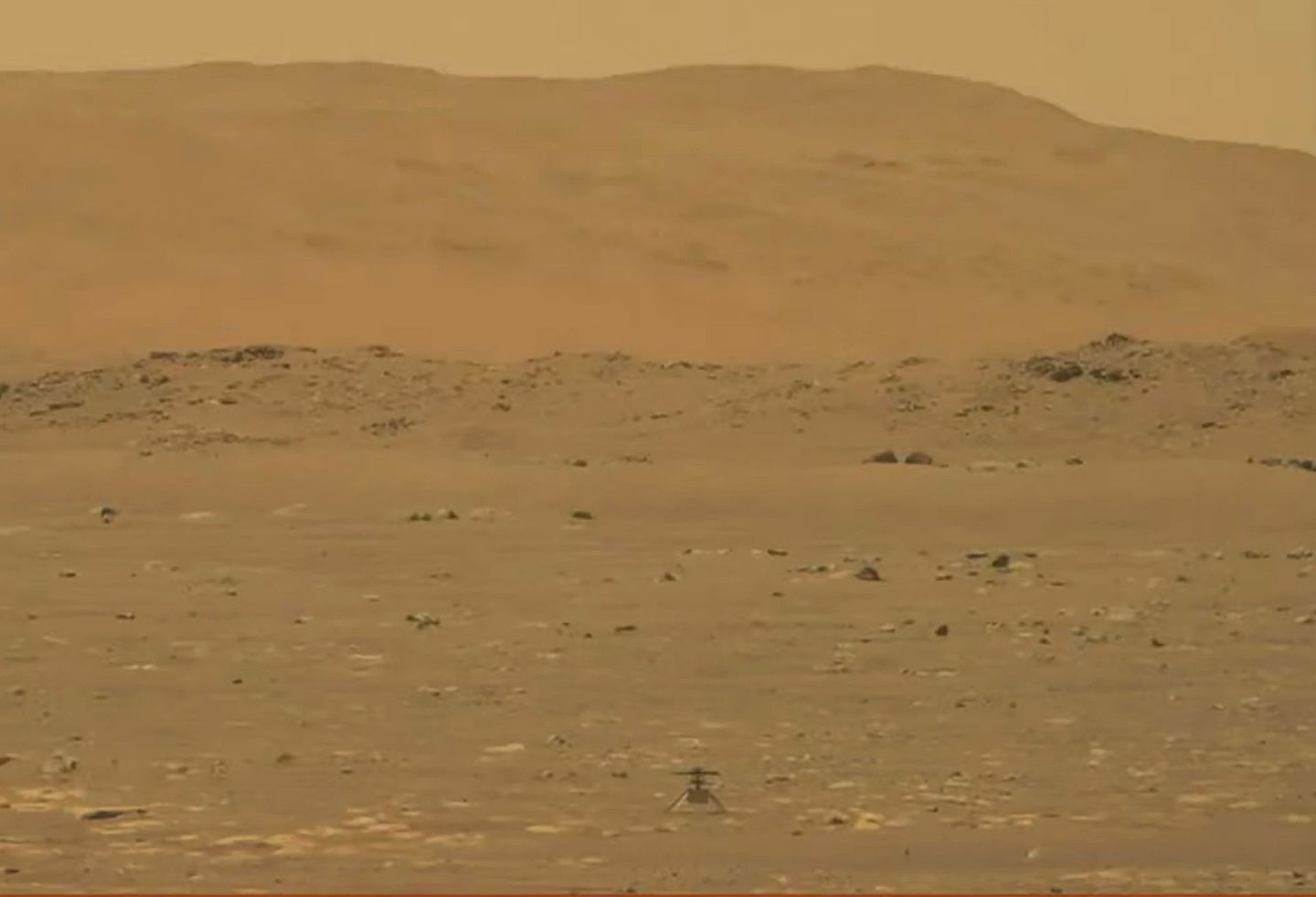 2021年4月19日，NASA的实验性火星直升机Ingenuity（机智）降落在火星表面。这只4磅重的小型直升机从尘土飞扬的红色表面升起，进入火星稀薄的空中，实现了首次动力控制飞行在另一个星球上。（AP）