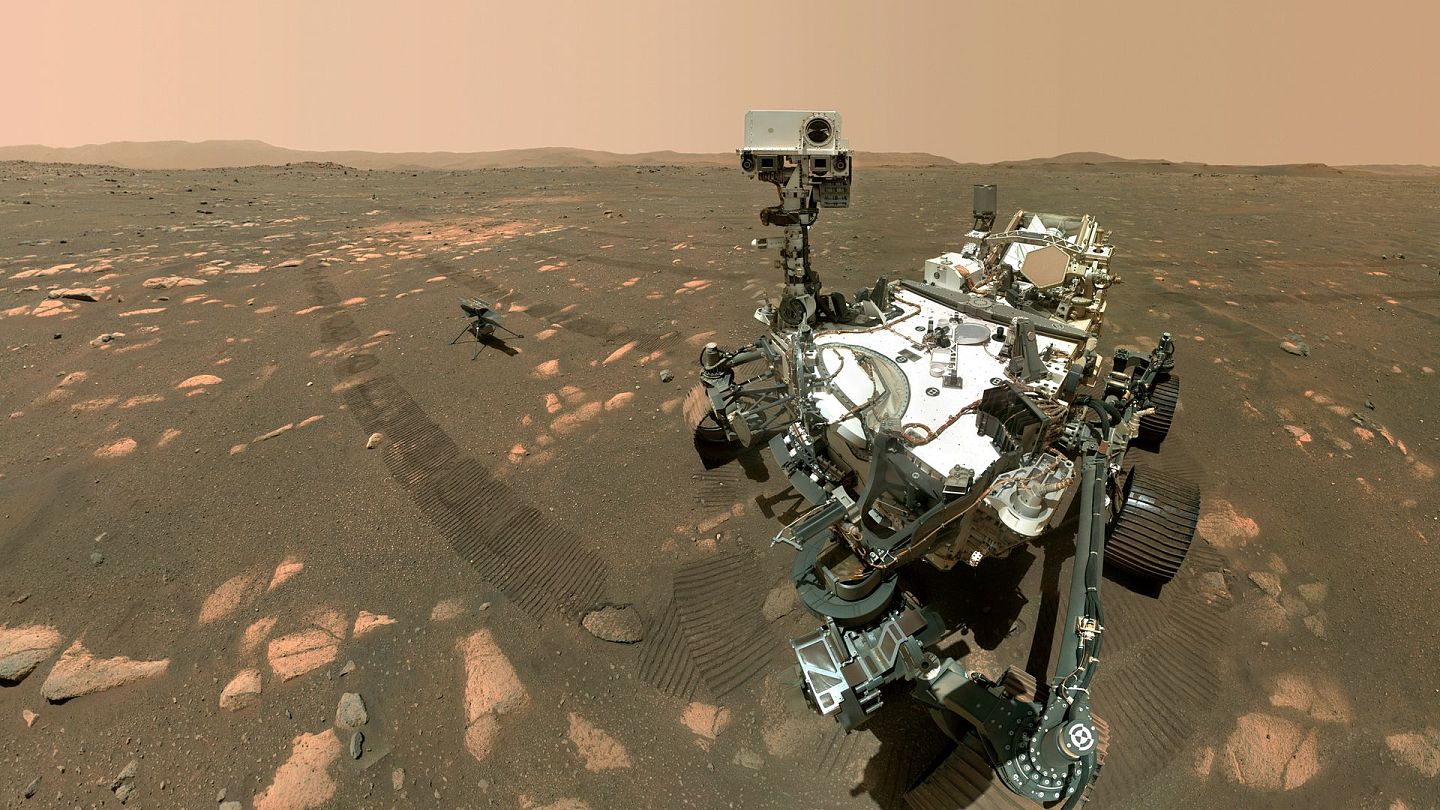 火星探测器和直升机相距约13英尺。（AP）