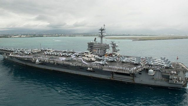 罗斯福号航母停泊在关岛美军基地