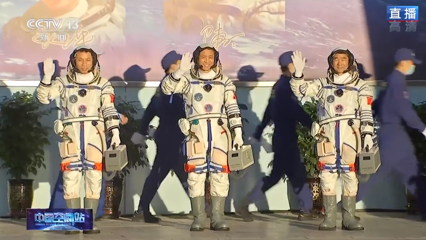 此次飞行乘组由航天员聂海胜（中）、刘伯明（右）和汤洪波（左）组成。（中国央视截图）