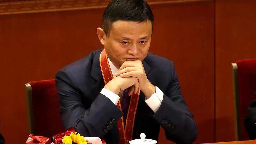 图为阿里巴巴集团创始人马云在2018年12月18日出席在北京人民大会堂举行的纪念中国改革开放政策40周年的会议。自从他在2020年10月的演讲中激怒了北京当局以来，人们已很少看到他。