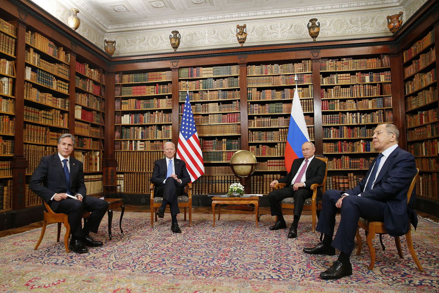 美俄日内瓦峰会上，两国领袖中间放了个地球仪，相当醒目也极富权力意涵。（AP）