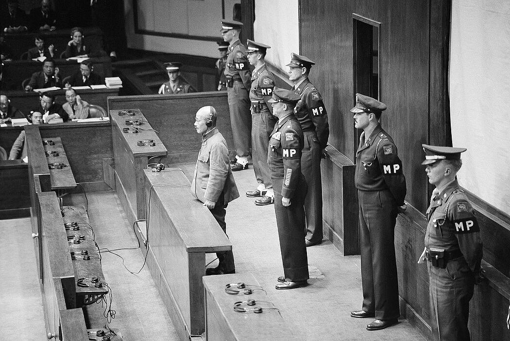 东条英机1948年11月12日在东京的国际军事法庭出庭受审，他因战争罪被判处绞刑。