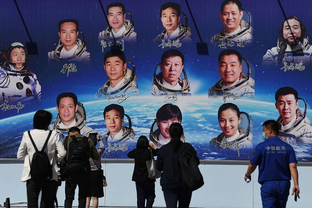 酒泉卫星发射中心的中国宇航员照片展示。