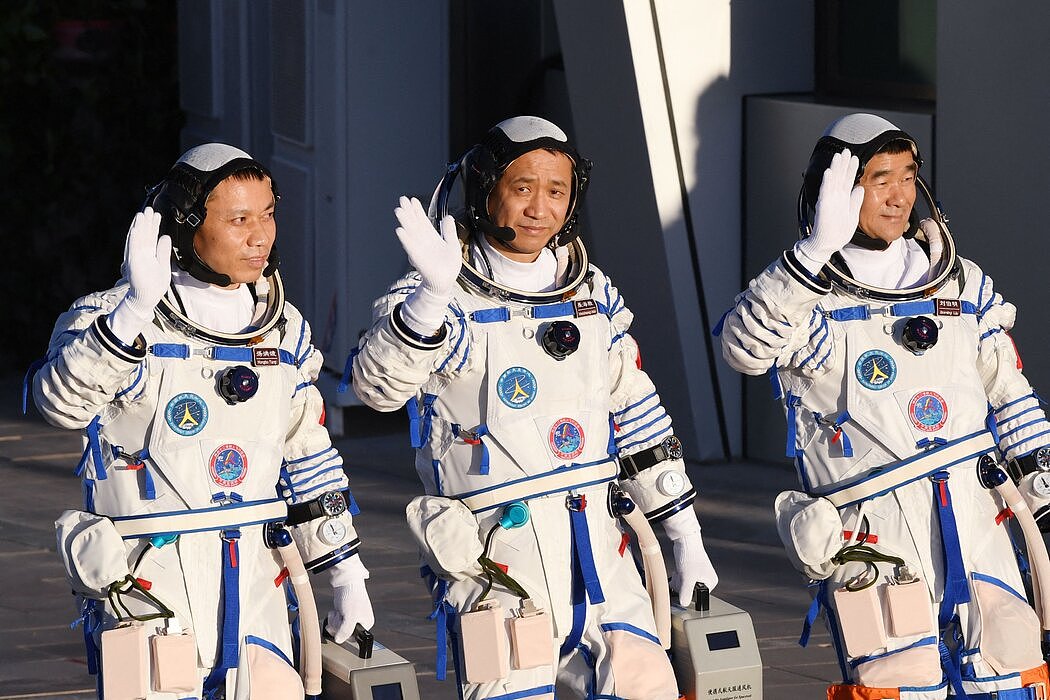 左起分别为唐洪波、聂海胜和刘伯明，图为三名宇航员登上“神舟十二号”飞船前。他们将进入中国的轨道空间站模块。