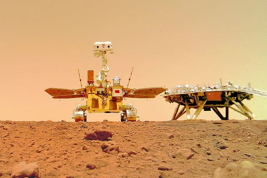 中国的火星探测器（左）及其着陆平台在火星表面用一架远程相机拍摄。