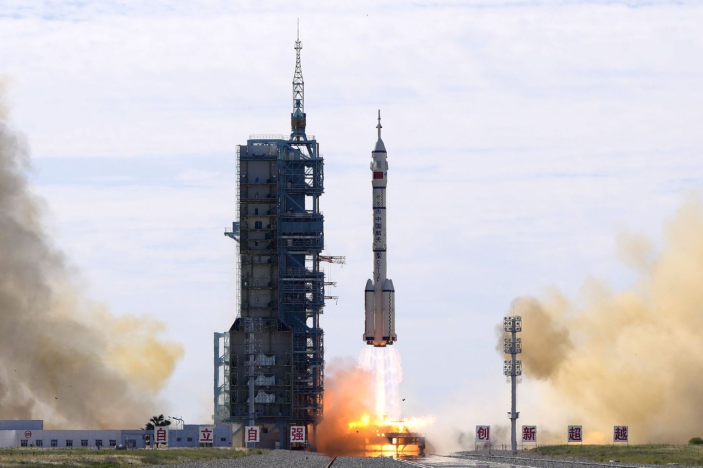 2021年6月17日，长征二号F遥十二火箭搭载神舟十二号宇宙飞船和三名宇航员从酒泉卫星发射中心起飞。（AP）