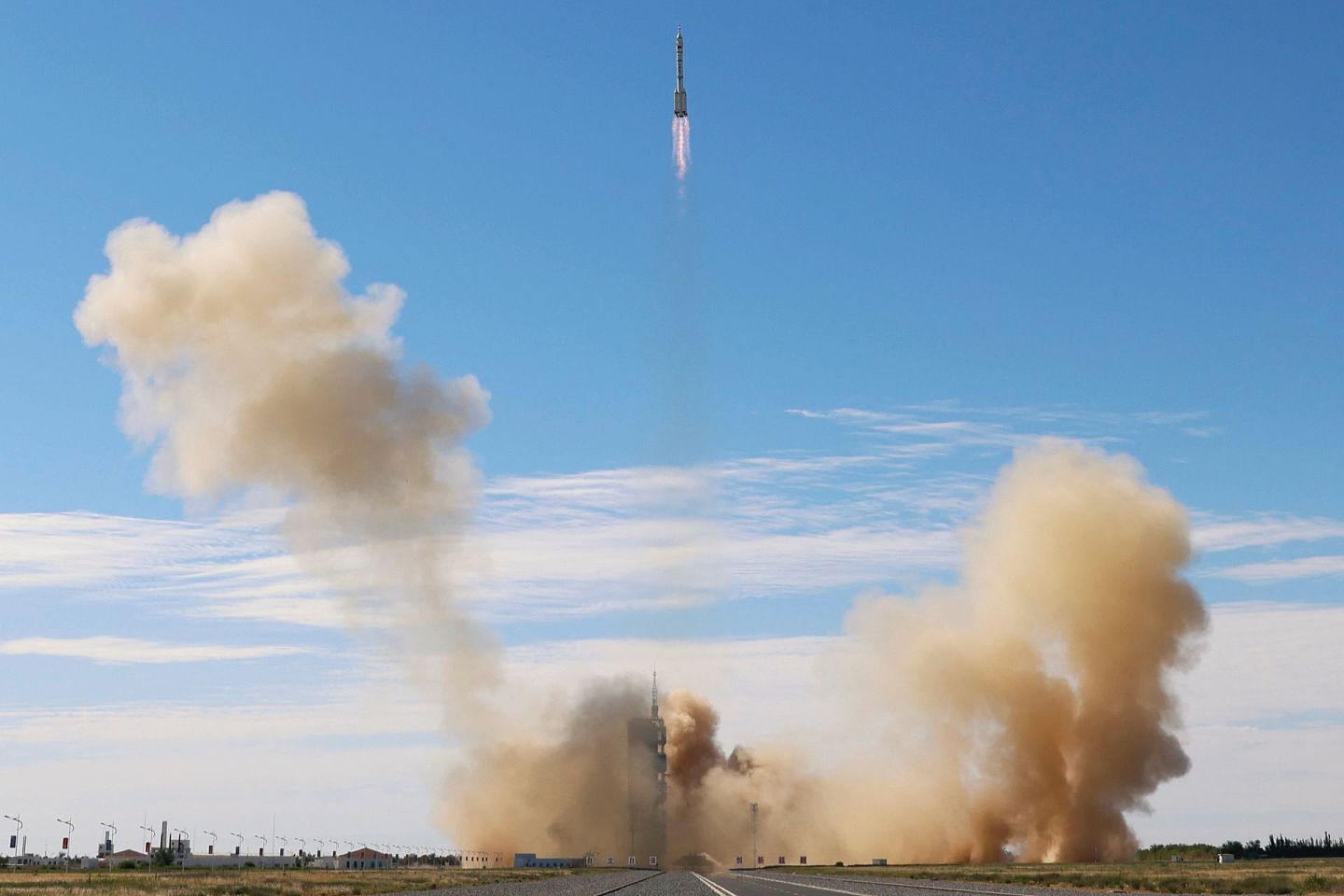 长征二号F遥十二火箭升空。（Reuters）