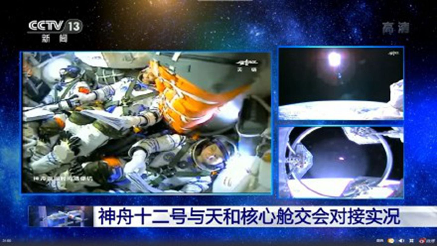 对接画面中，可以看到神舟十二号载人飞船内部航天员情况。（中国央视新闻视频截图）